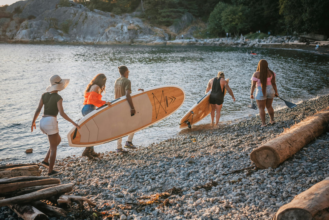 Grupo tras completar su primera clase de paddle surf, experiencia para principiantes
