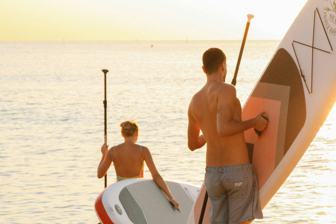 Practicante de paddle surf colocando el leash en la tabla SUP